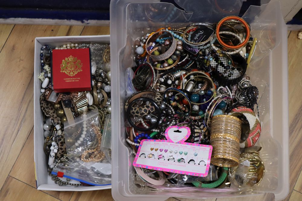 A quantity of costume jewellery.